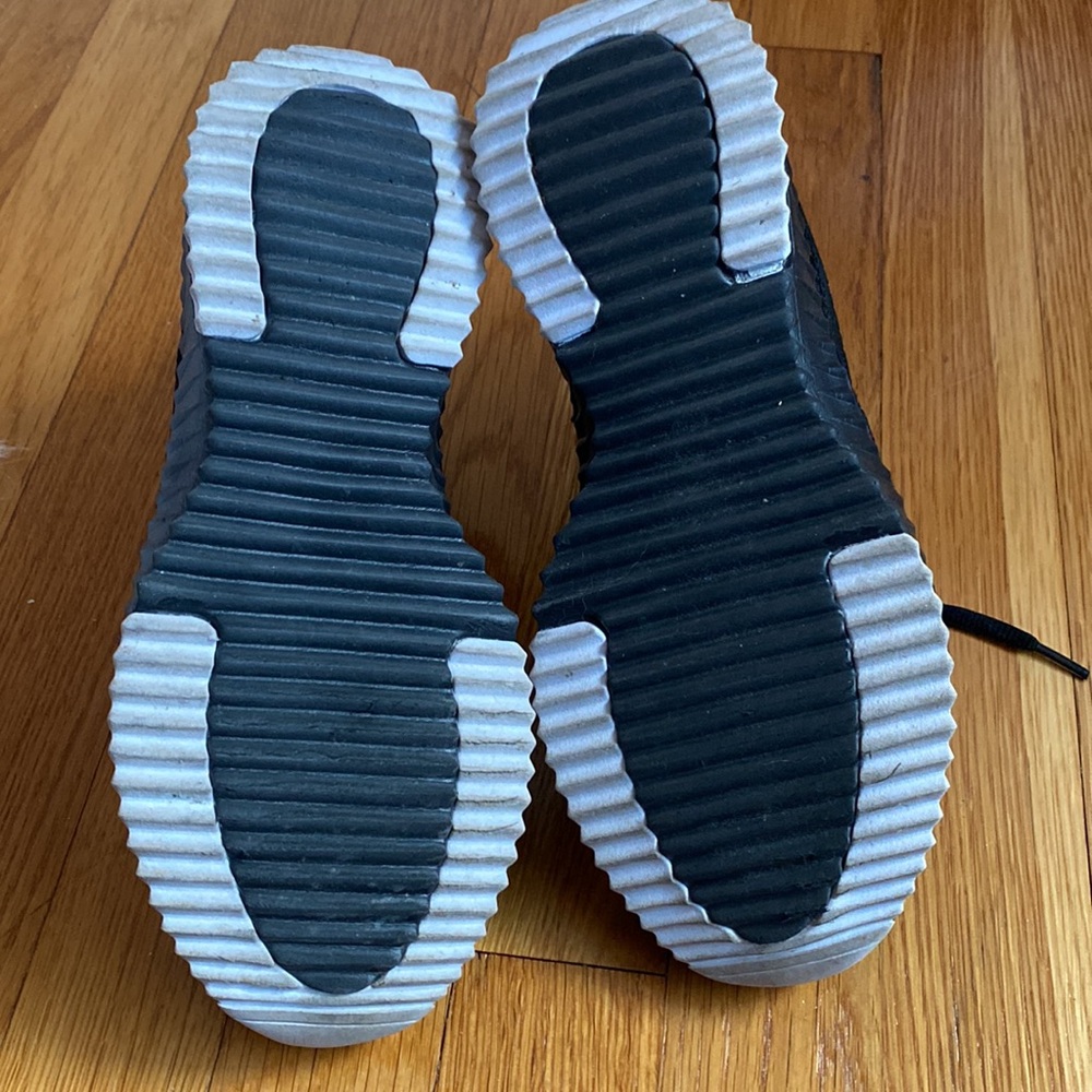 Womens 7 1/2 U.S. Polo sneakers - Picture 3 of 3